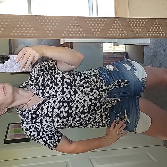 2 STUNNING LULAROE CHARLIE BROWN CHARLIE FLORAL BUTTON UP SHIRTS - Picture 12 of 15